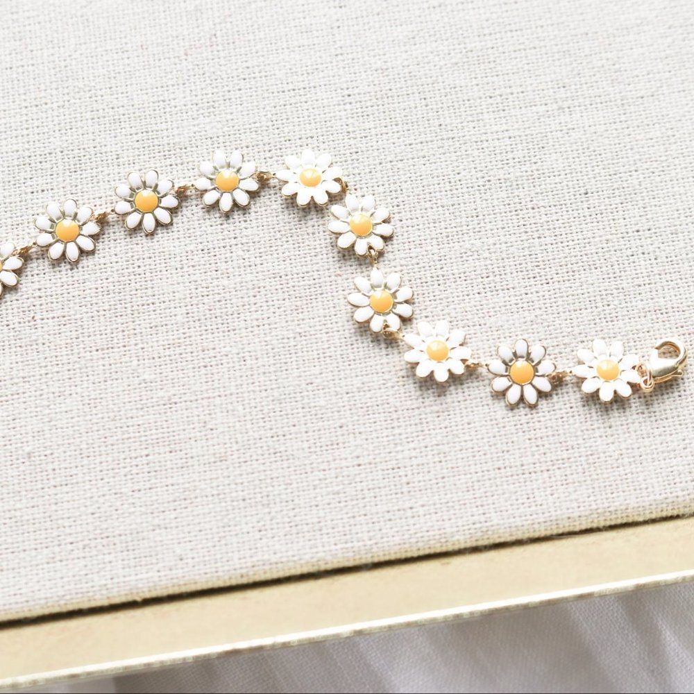 Modcloth White and Yellow Daisy Link Bracelet - Picture 3 of 6